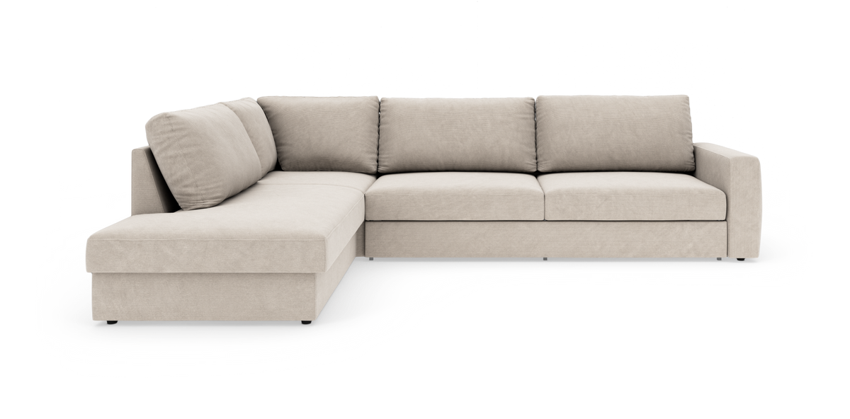 Beige L-formet hjørnesofa med venstrevendt chaiselong og moderne, lige armlæn, fritlagt på hvid baggrund.
