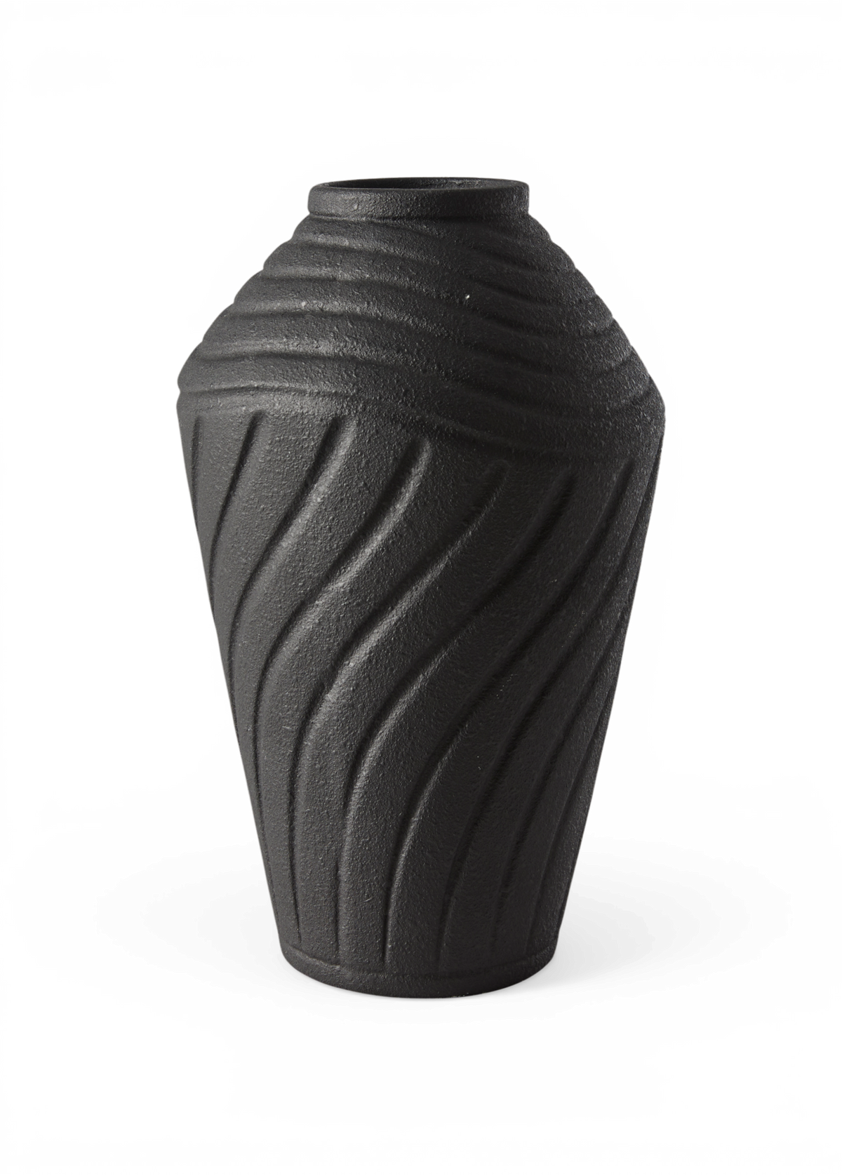 Sort vase med bølgede reliefmønstre på hvid baggrund.