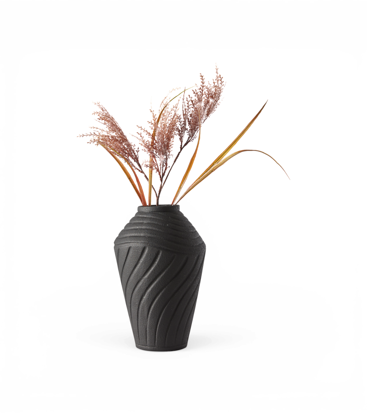 Sort, struktureret vase med bølgende mønster og tørrede rosa/grønne græsstrå.