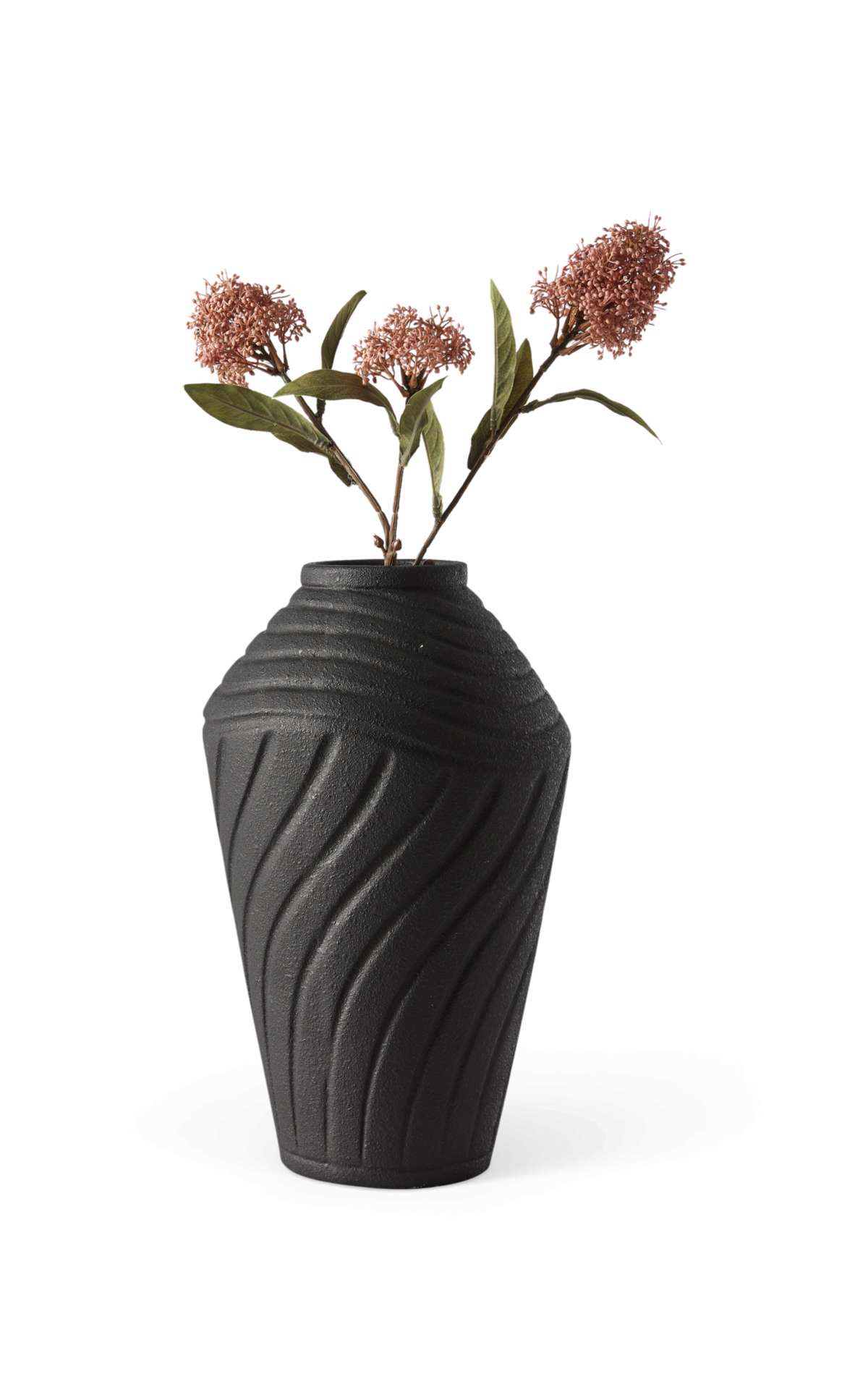 Sort vase med bølgede riller og lyserøde blomsterstilke med grønne blade.