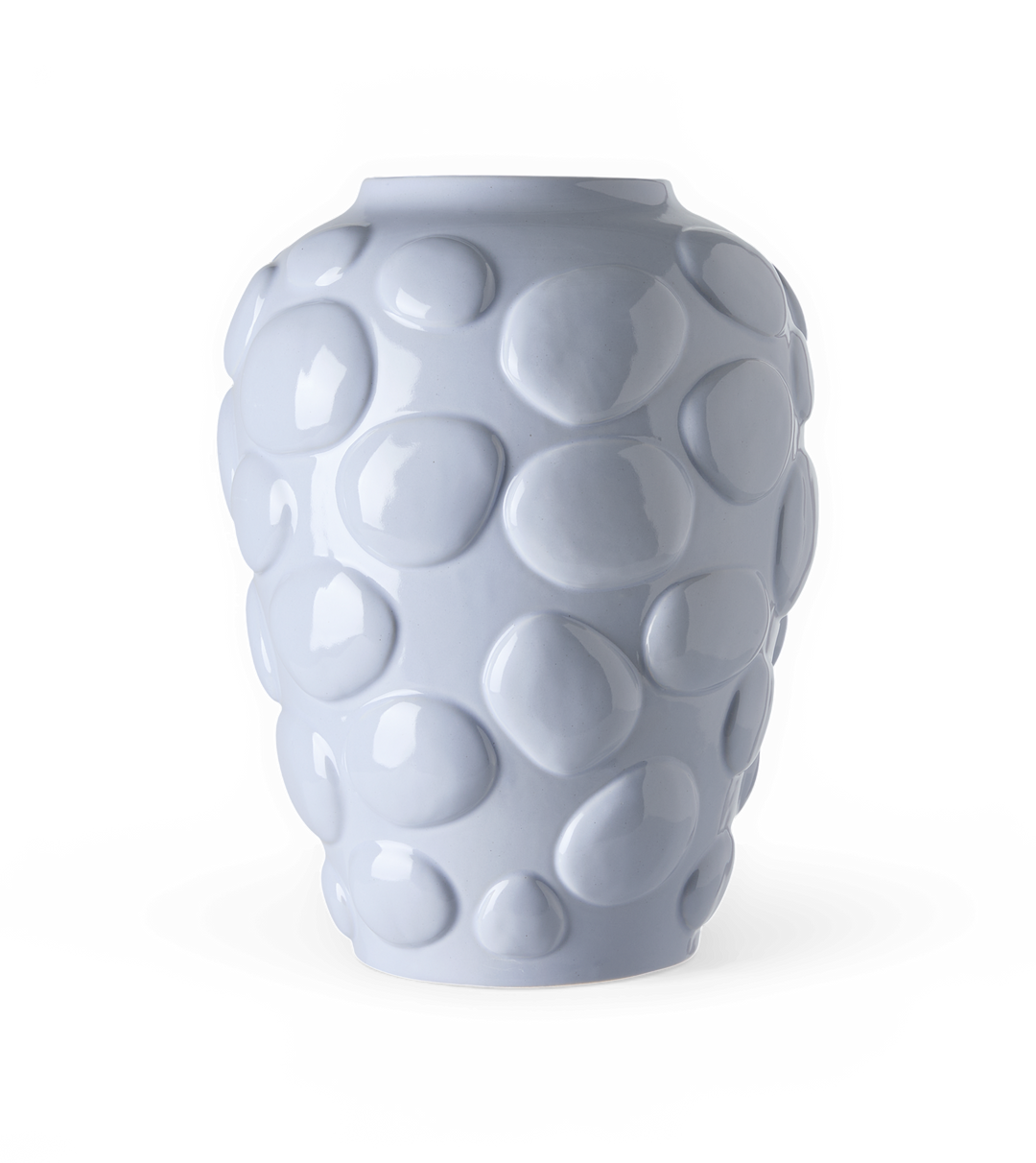 Hvid glaseret vase med store afrundede reliefprikker i pebble‑struktur.
