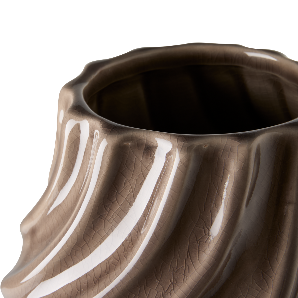 Nærbillede af brun glaseret keramisk vase med bølgede riller og crackle-glasur, blank finish.