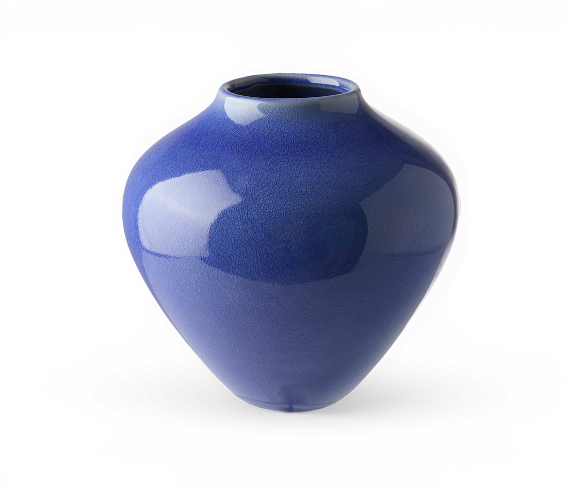 Blå glaseret keramisk vase med rund form på hvid baggrund.