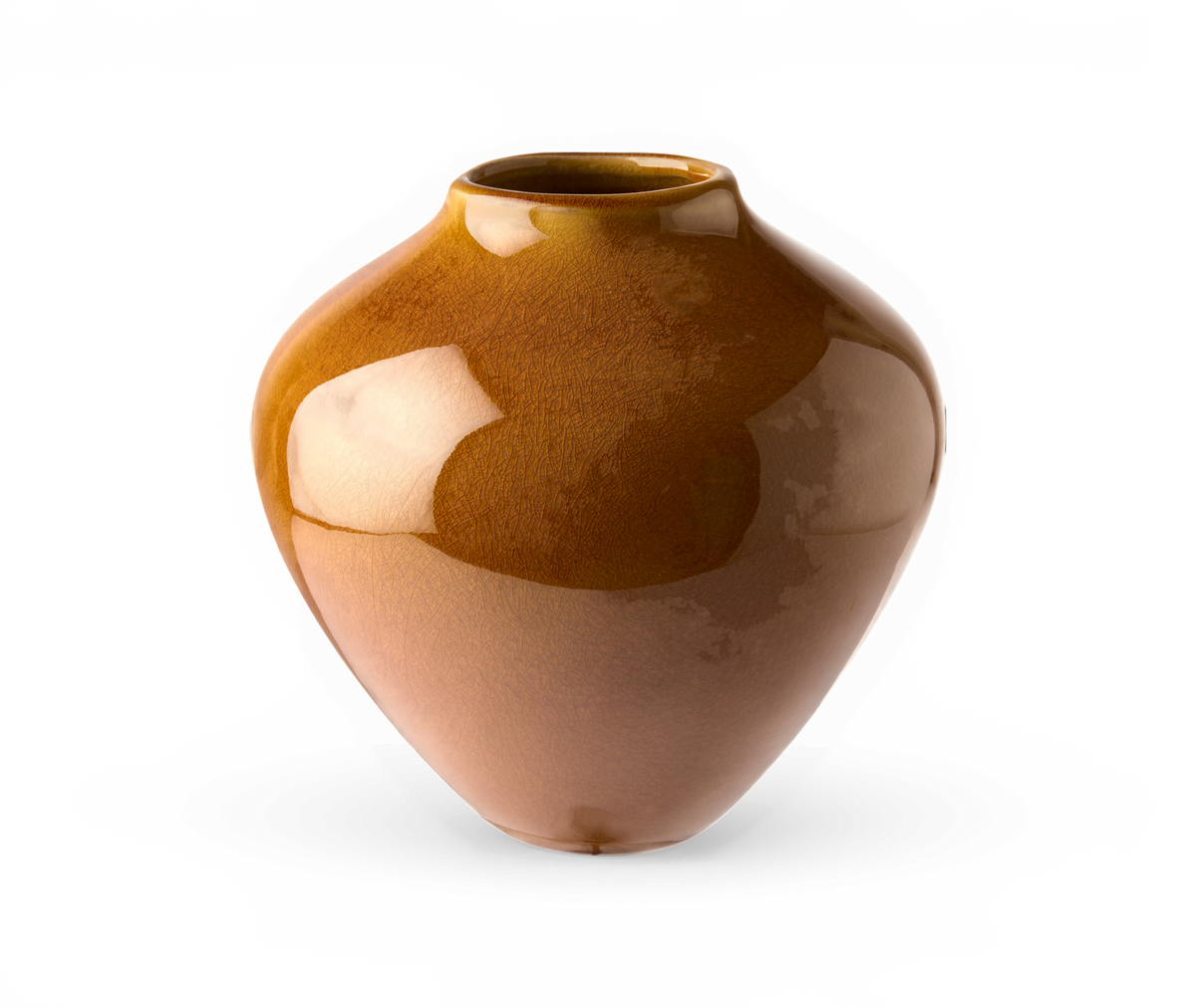 Blank ravbrun keramisk vase med rund krop og smal hals.