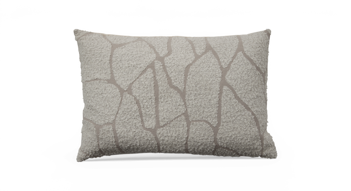Rektangulær pyntepude i beige og grå med tekstureret bouclé‑lignende stof og abstrakt stenmønster, frilagt på hvid baggrund.
