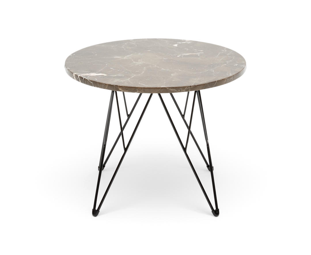 Rundt sidebord med beige marmorplade og sorte metalben i grafisk design, frilagt på hvid baggrund.