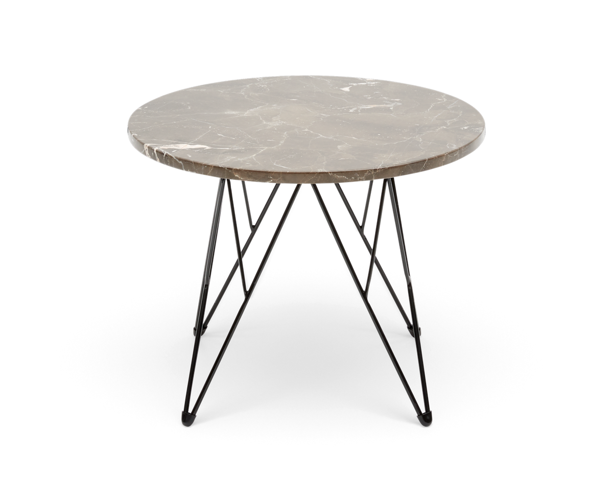 Rundt sidebord med beige marmorplade og sorte metalben i grafisk design, frilagt på hvid baggrund.