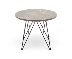 Rundt sidebord med beige marmorplade og sorte metalben i grafisk design, frilagt på hvid baggrund.