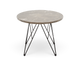 Rundt sidebord med beige marmorplade og sorte metalben i grafisk design, frilagt på hvid baggrund.