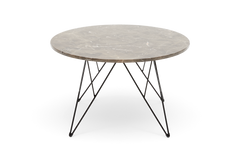 Rundt sofabord med grå marmorplade og sort metalstel i tråddesign.