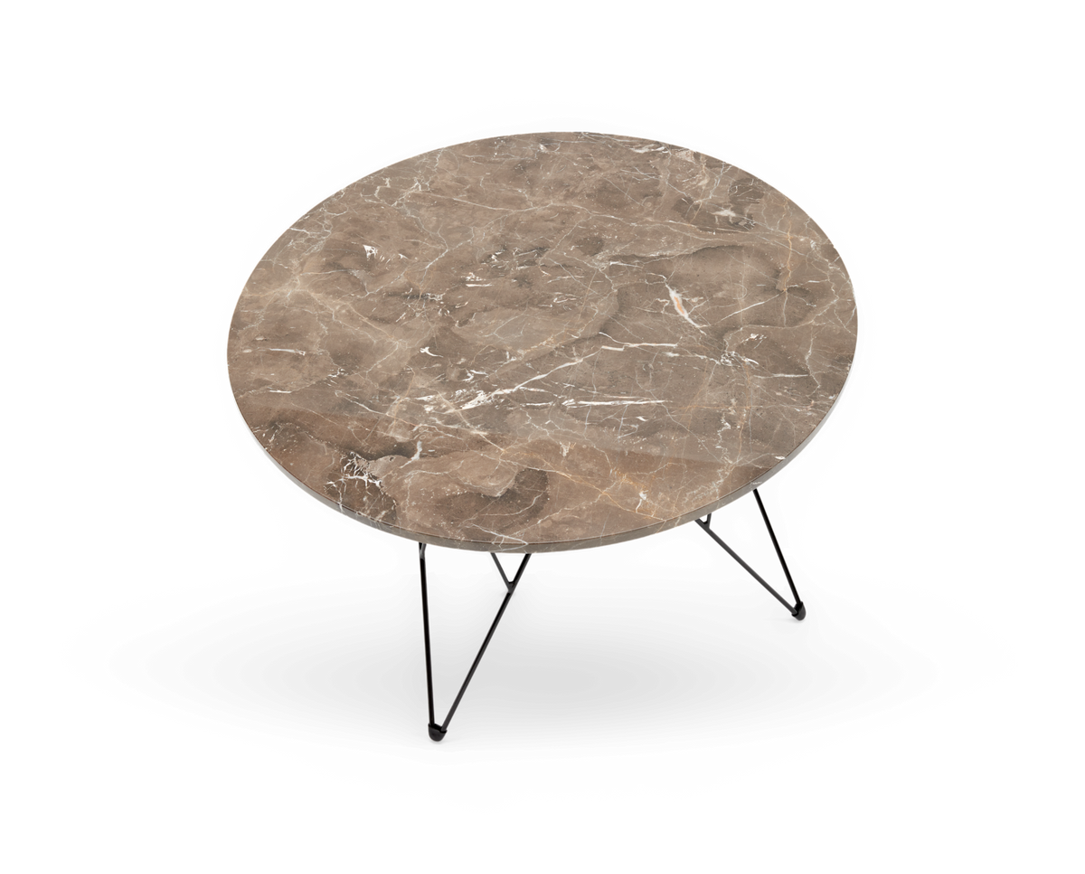 Rundt sofabord med brun marmorbordplade og slanke sorte metalben.