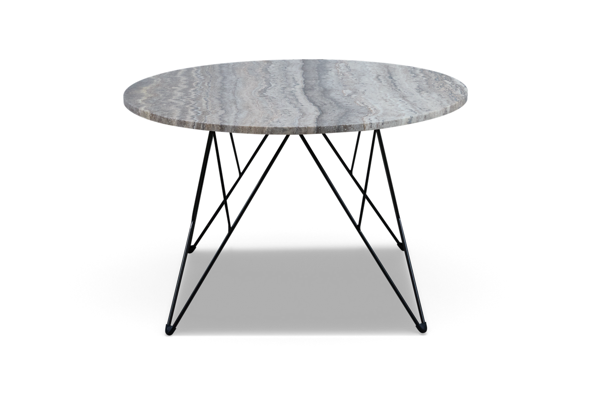 Rundt sofabord med grå marmoreret stenplade og sort geometrisk metalstel, frilagt.