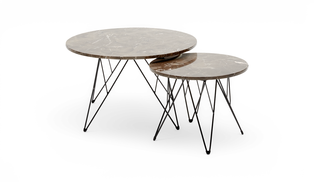 To runde sæt-/sofaborde med brungrå marmorbordplader og slanke sorte metalben, frilagt mod hvid baggrund.