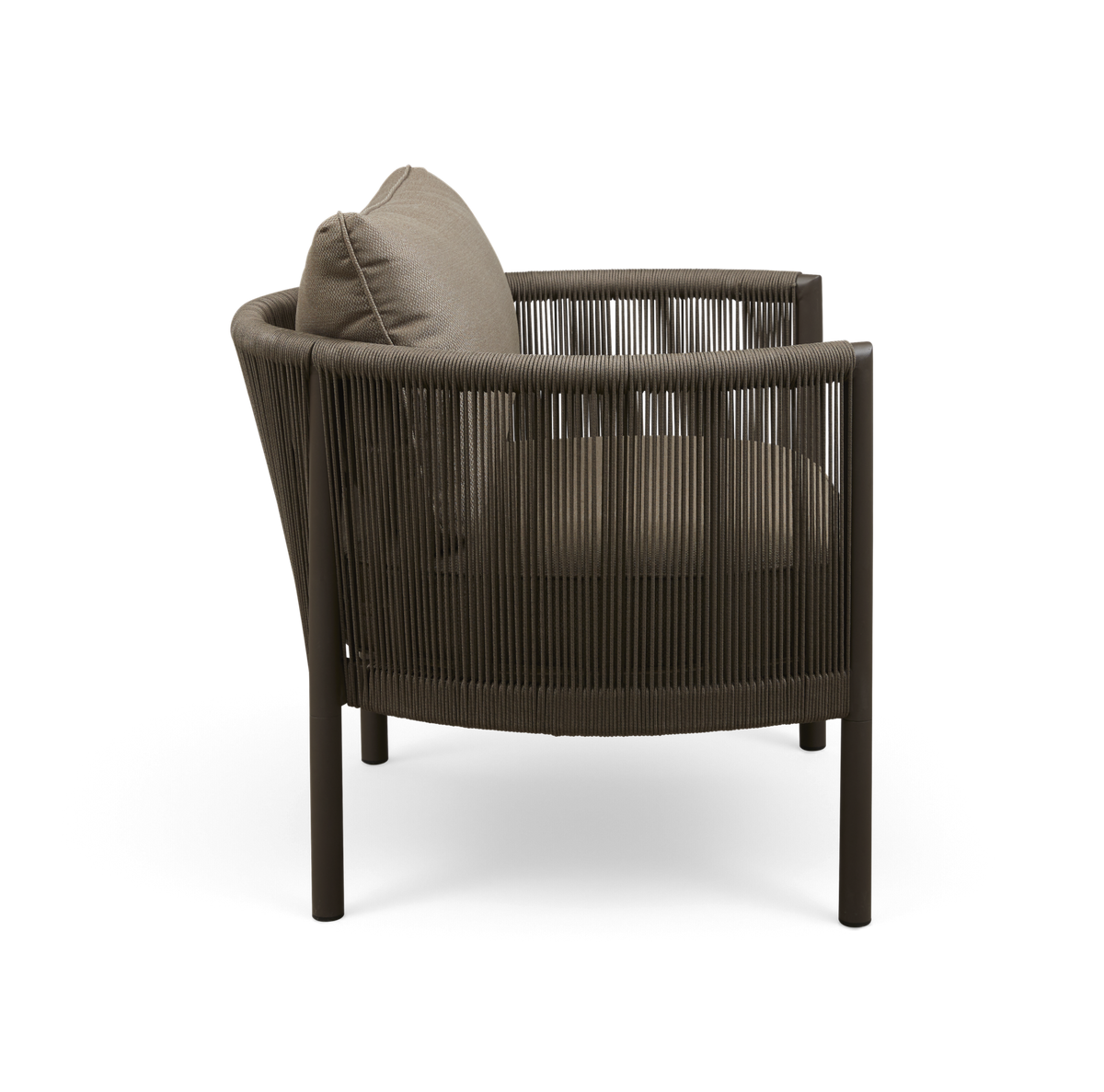 Sideview af moderne rund loungestol med flettet reb-ramme og grå puder på frilagt baggrund.