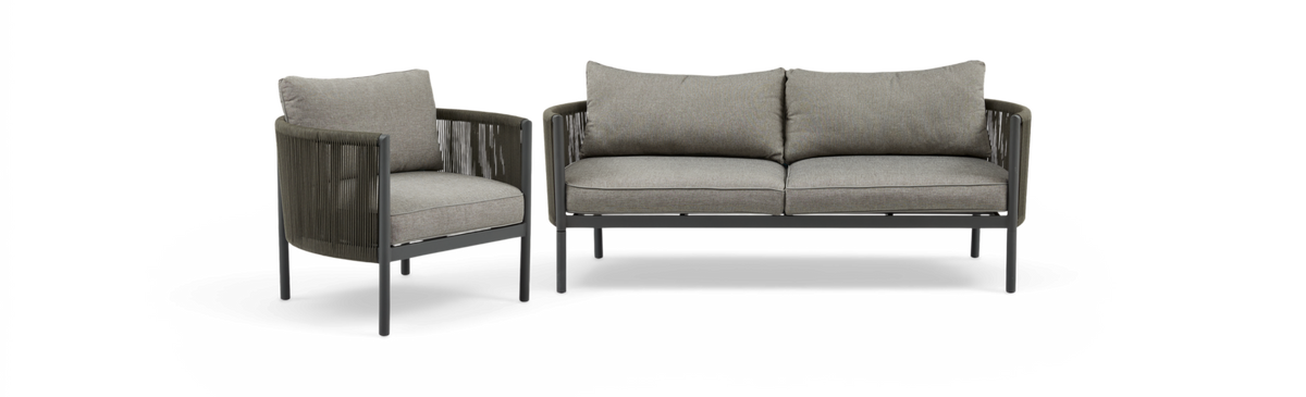 Moderne udendørs sofa og loungestol med grå hynder og mørk ramme med snor, frilagt på hvid baggrund.