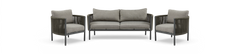 Gråt loungesæt med midtersofa (2–3 sæder) og to matchende lænestole med rebdetaljer og metalramme, fritlagt på hvid baggrund.
