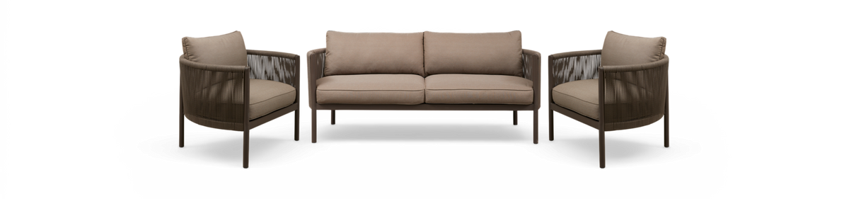 Beige loungesæt med to lænestole og en to-personers sofa med rebdetaljer, fotograferet mod mørk studiebaggrund.