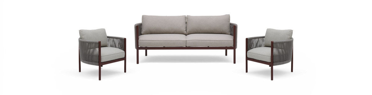 Sofasæt med to lænestole og en 2‑personers sofa med grå puder og mørkebrun ramme, frilagt på hvid baggrund.
