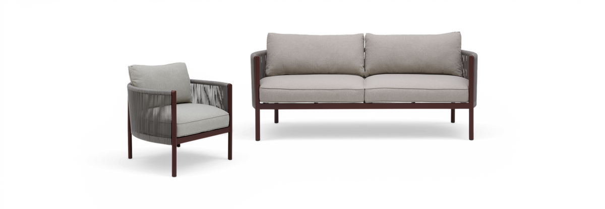 Sofasæt med 2-personers sofa og lænestol i brun ramme, grå rebsider og lysegrå hynder på hvid baggrund.