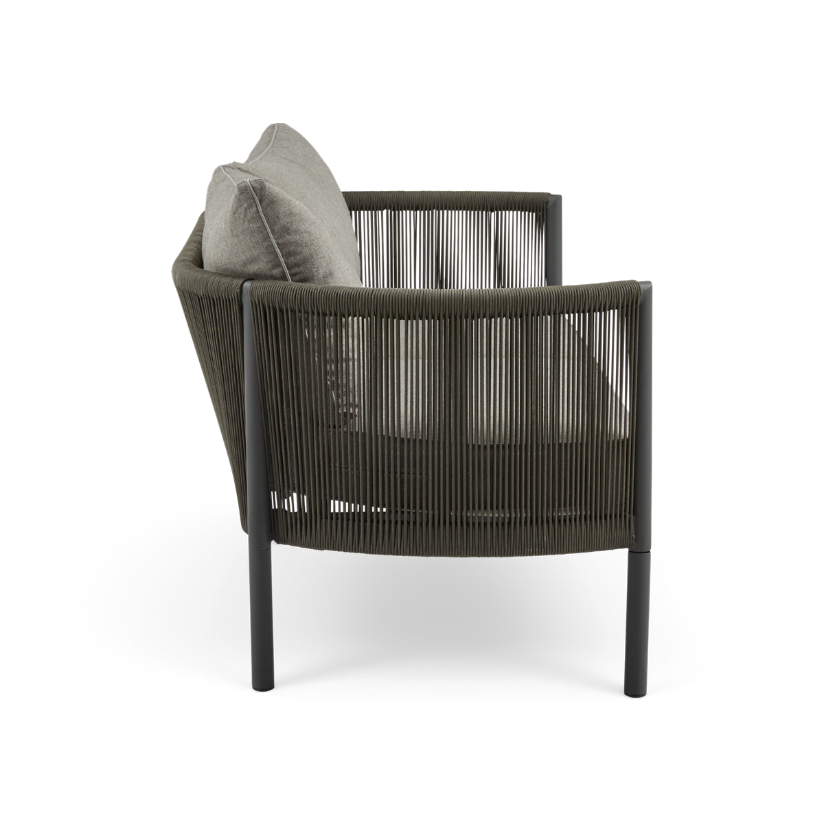Sidevisning af moderne loungestol med flettede snorsider, sorte ben og grå puder.