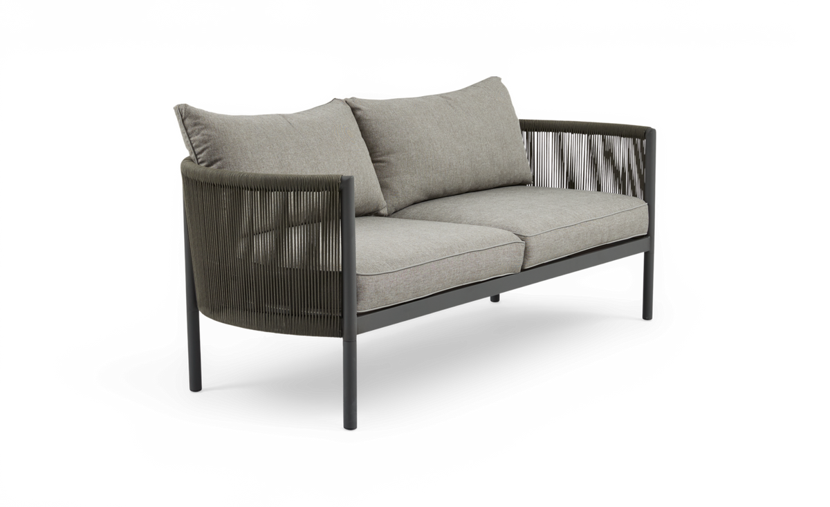 Moderne 3-personers sofa med grå hynder og snorede armlæn i mørk metalramme, frilagt på hvid baggrund.