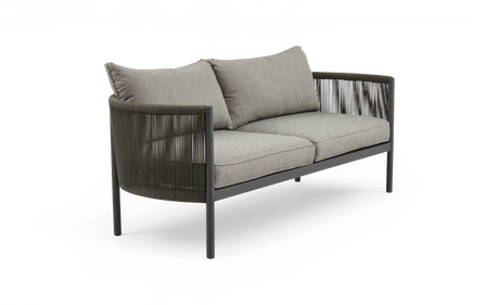 Moderne 3-personers sofa med grå hynder og snorede armlæn i mørk metalramme, frilagt på hvid baggrund.