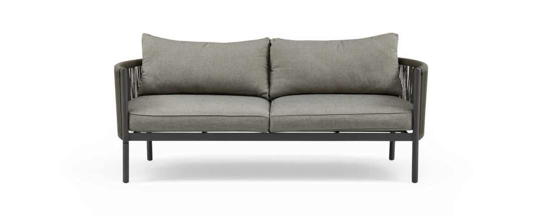 Forfra af en moderne 2-personers grå udendørs sofa med mørk metalramme og snorede sider, frilagt.