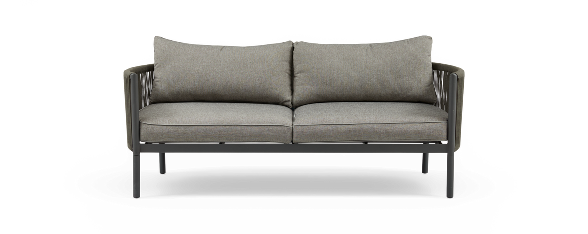 Forfra af en moderne 2-personers grå udendørs sofa med mørk metalramme og snorede sider, frilagt.