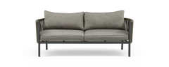 Forfra af en moderne 2-personers grå udendørs sofa med mørk metalramme og snorede sider, frilagt.