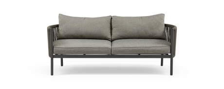 Forfra af en moderne 2-personers grå udendørs sofa med mørk metalramme og snorede sider, frilagt.