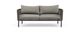 Forfra af en moderne 2-personers grå udendørs sofa med mørk metalramme og snorede sider, frilagt.