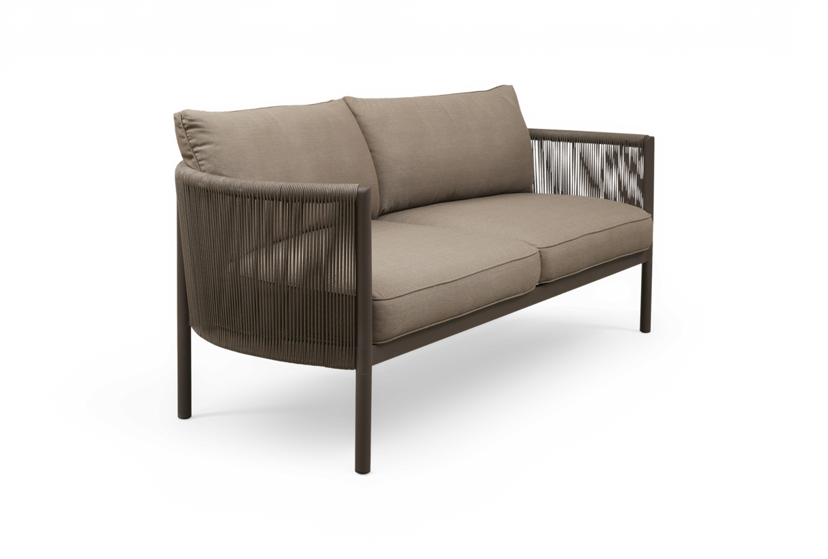 Taupefarvet 3-personers sofa med snordetaljer på sider og ryg, metalramme og løse sæde- og ryghynder, fritlagt.