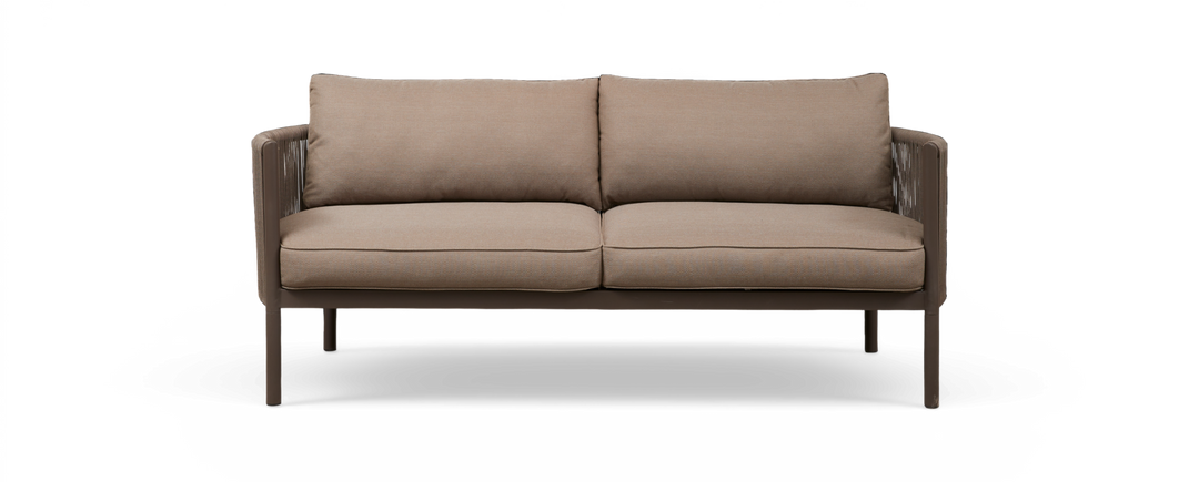 Beige to-personers sofa med slanke ben og polstrede sæde- og ryghynder, set forfra.