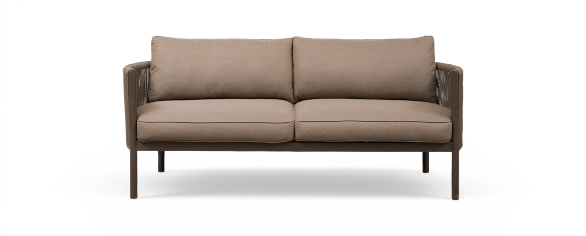 Beige to-personers sofa med slanke ben og polstrede sæde- og ryghynder, set forfra.