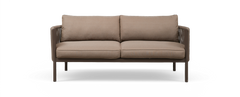 Beige to-personers sofa med slanke ben og polstrede sæde- og ryghynder, set forfra.