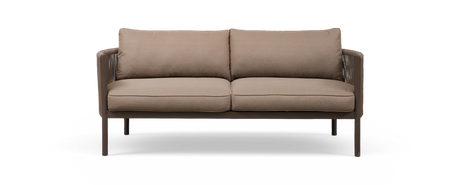 Beige to-personers sofa med slanke ben og polstrede sæde- og ryghynder, set forfra.