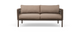 Beige to-personers sofa med slanke ben og polstrede sæde- og ryghynder, set forfra.