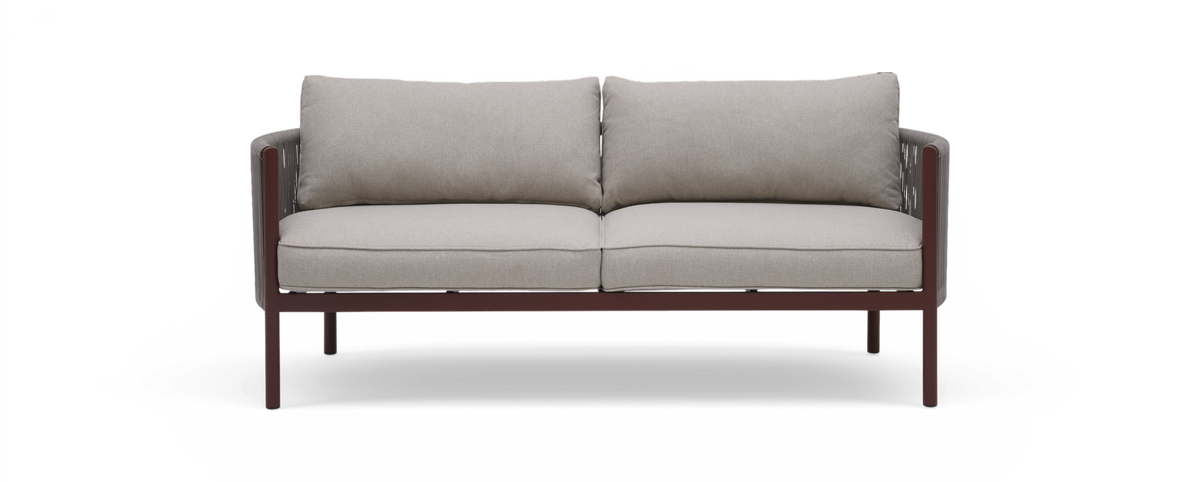 Beige 2-personers sofa med bløde puder og brun ramme, frontvisning på hvid baggrund.