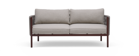 Beige 2-personers sofa med bløde puder og brun ramme, frontvisning på hvid baggrund.