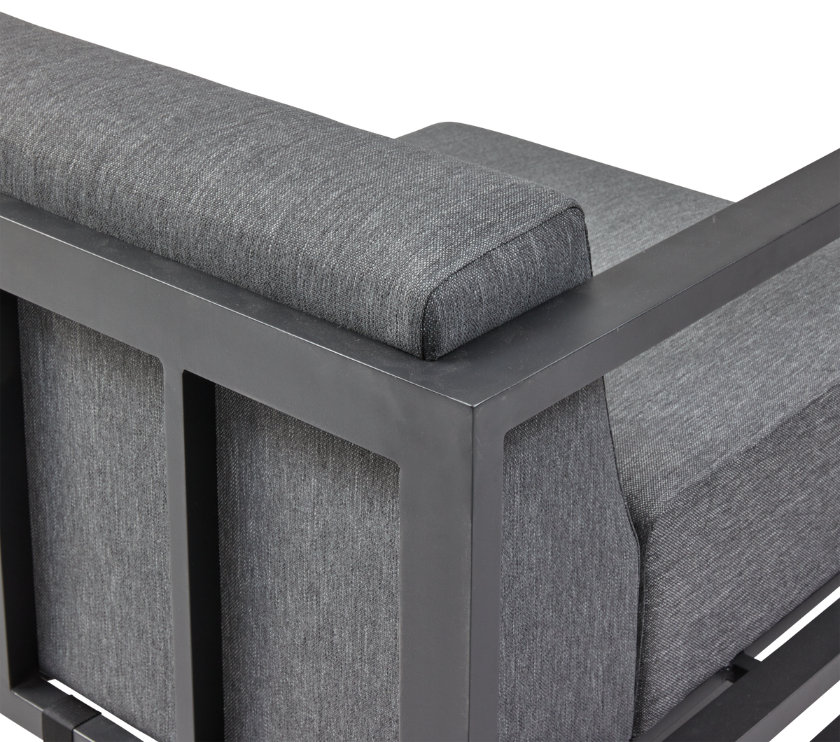 Detalje af grå sofa med metalramme og stofhynder.