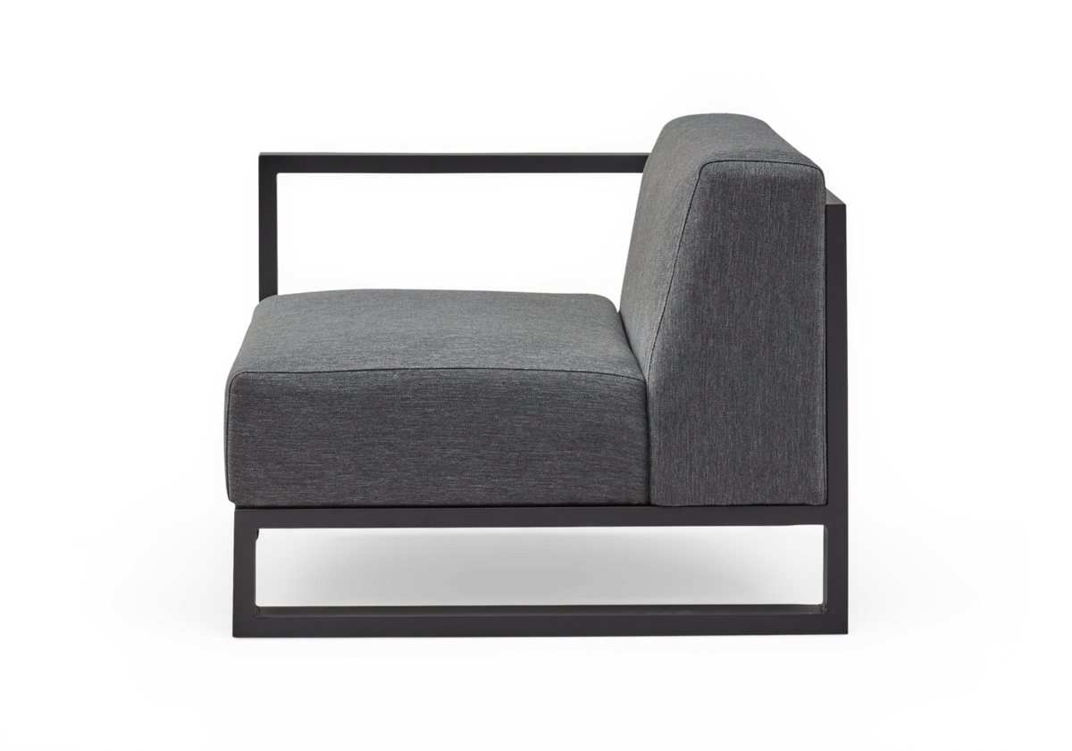 Modulsofa i mørkegråt stof med sort metalramme set fra siden.