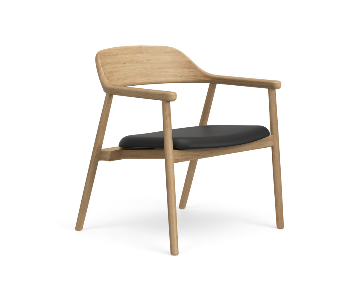 Minimalistisk stol i lyst træ med sort polstret sæde og armlæn, skandinavisk design på hvid baggrund.