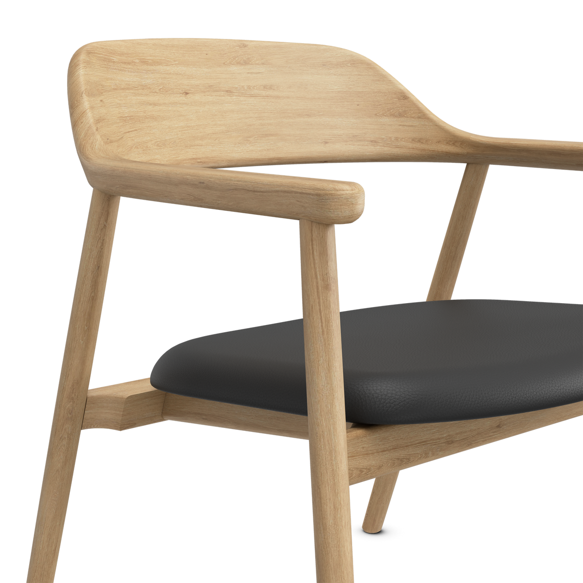 Stol i lyst træ med sort polstret sæde i skandinavisk design, frilagt produktbillede.