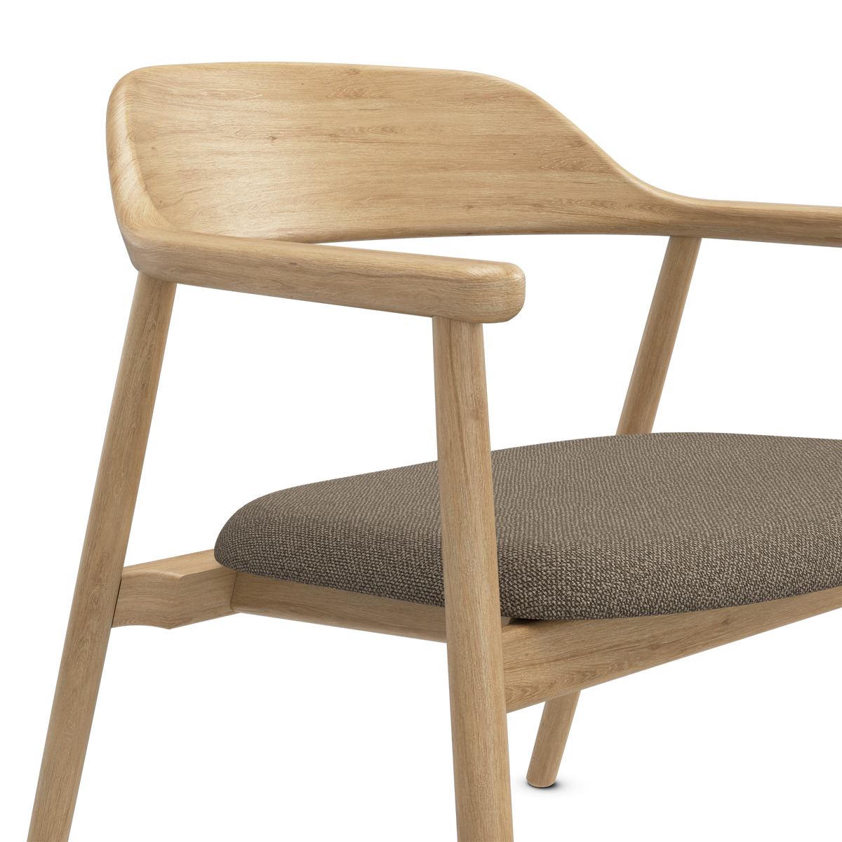 Lys træstol med gråpolstret sæde i stof i skandinavisk design.