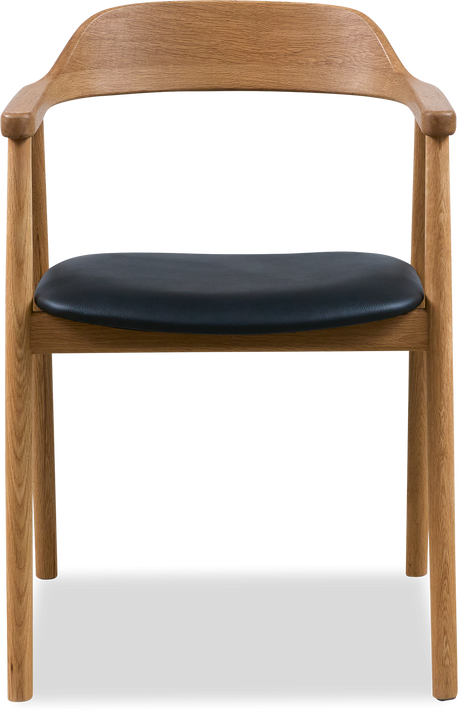 Lyst stue i skandinavisk stil med beige sofa, sort metal-sofabord, vægkunst og grønne planter i dagslys.