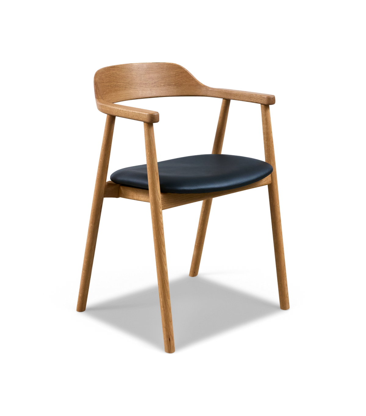Fritstående stol i eg med sort sæde og armlæn, set i 3/4-vinkel på frilagt baggrund.
