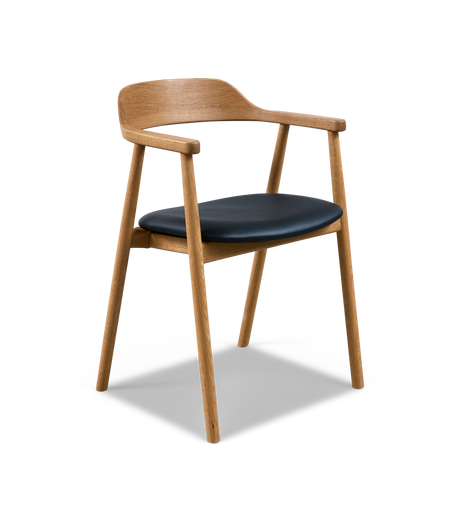 Fritstående stol i eg med sort sæde og armlæn, set i 3/4-vinkel på frilagt baggrund.