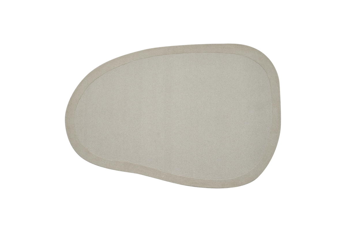 Uregelmæssigt formet, beige tæppe med blød kant på hvid baggrund.