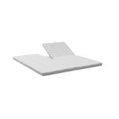 Hvid delt topmadras med fleksibel hovedsektion og bølgequiltning, frilagt på hvid baggrund.