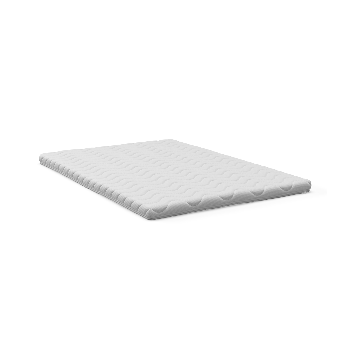 Tynd hvid topmadras med bølgeformet quiltning på hvid baggrund.